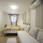 Guest Zura Skradin