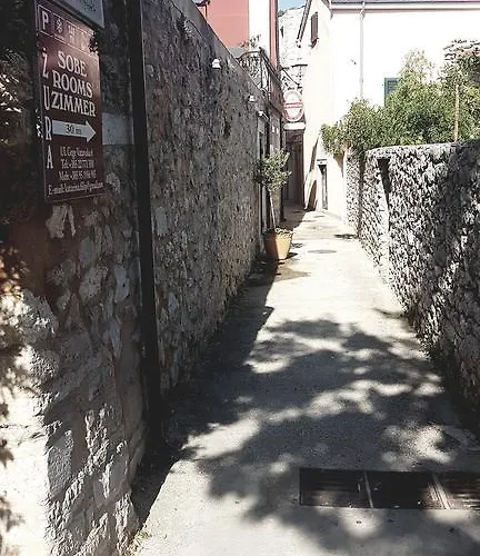 Guest Zura * Skradin